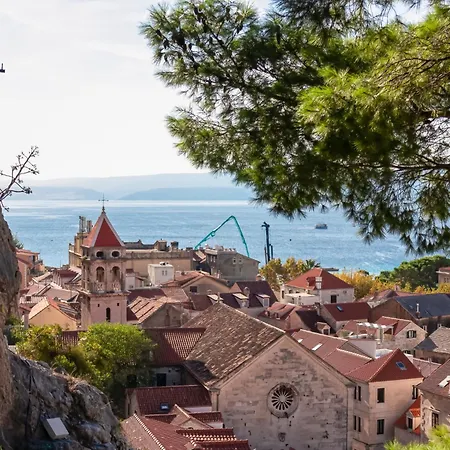 Dajak-1 By Interhome * אומיס